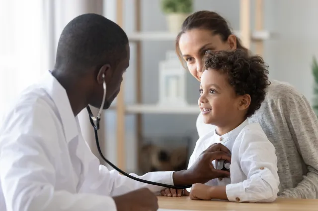 Newcomer family in Canada meeting with their family doctor