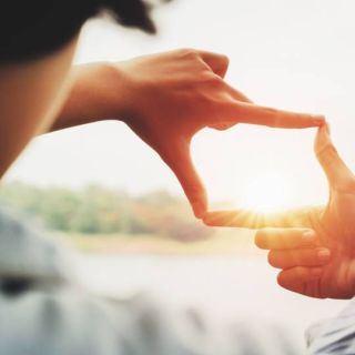 Personne faisant un cadre avec ses mains