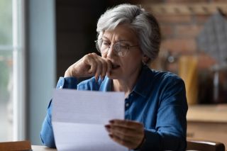 Dans l'obscurité, sur une table, une bougie brûle