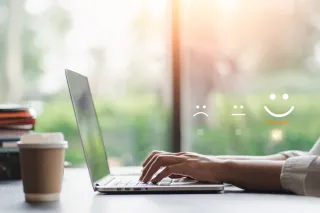 Image partiellement visible d'un propriétaire d'entreprise en train de discuter avec un client