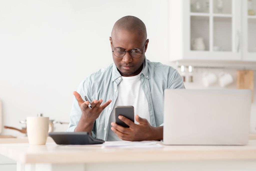 Un gars confus sur son téléphone