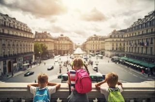 Jeunes enfants explorant une nouvelle ville