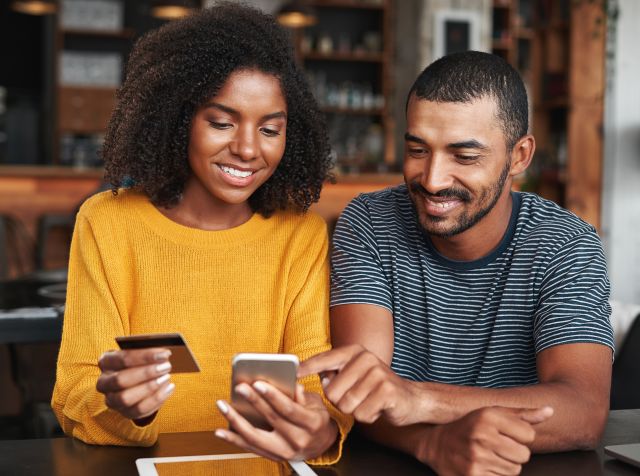 Un homme et une femme regardant leur téléphone