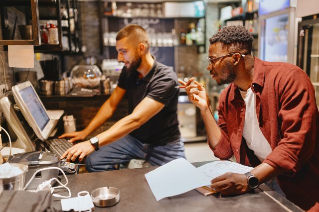 Propriétaire de café frustré dans un café fermé, fin de petite entreprise en raison du concept d'inflation