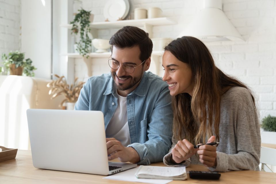 Heureux jeune couple sur un ordinateur portable