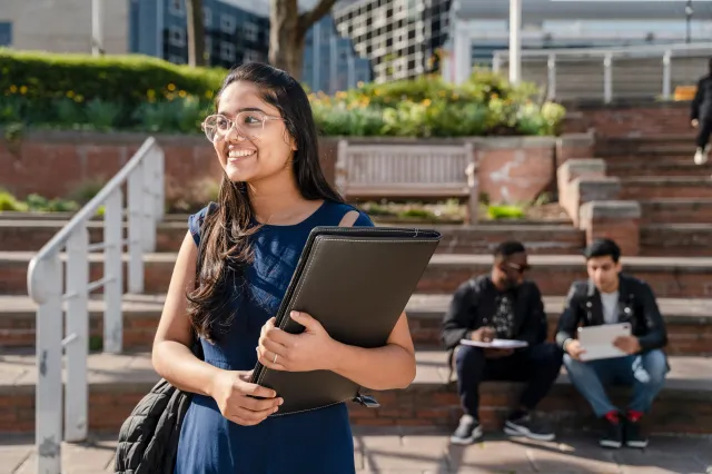 Étudiante souriante sur le campus