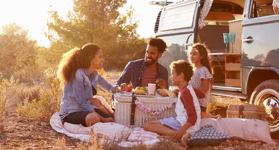 Famille dans un camping