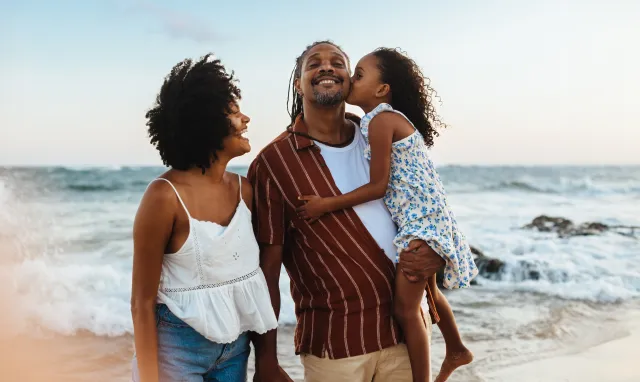 Une famille heureuse sur la plage