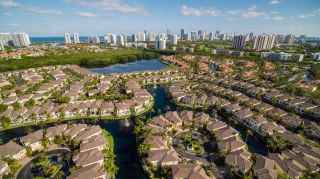 Vue lointaine de Sunny Isle Beach depuis Aventura, Miami, Floride, par une journée ensoleillée.