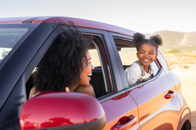 Joyeuse famille dans une voiture