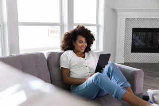 Une femme lisant un livre sur le canapé