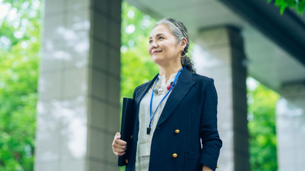 Une femme d'affaires debout à l'extérieur