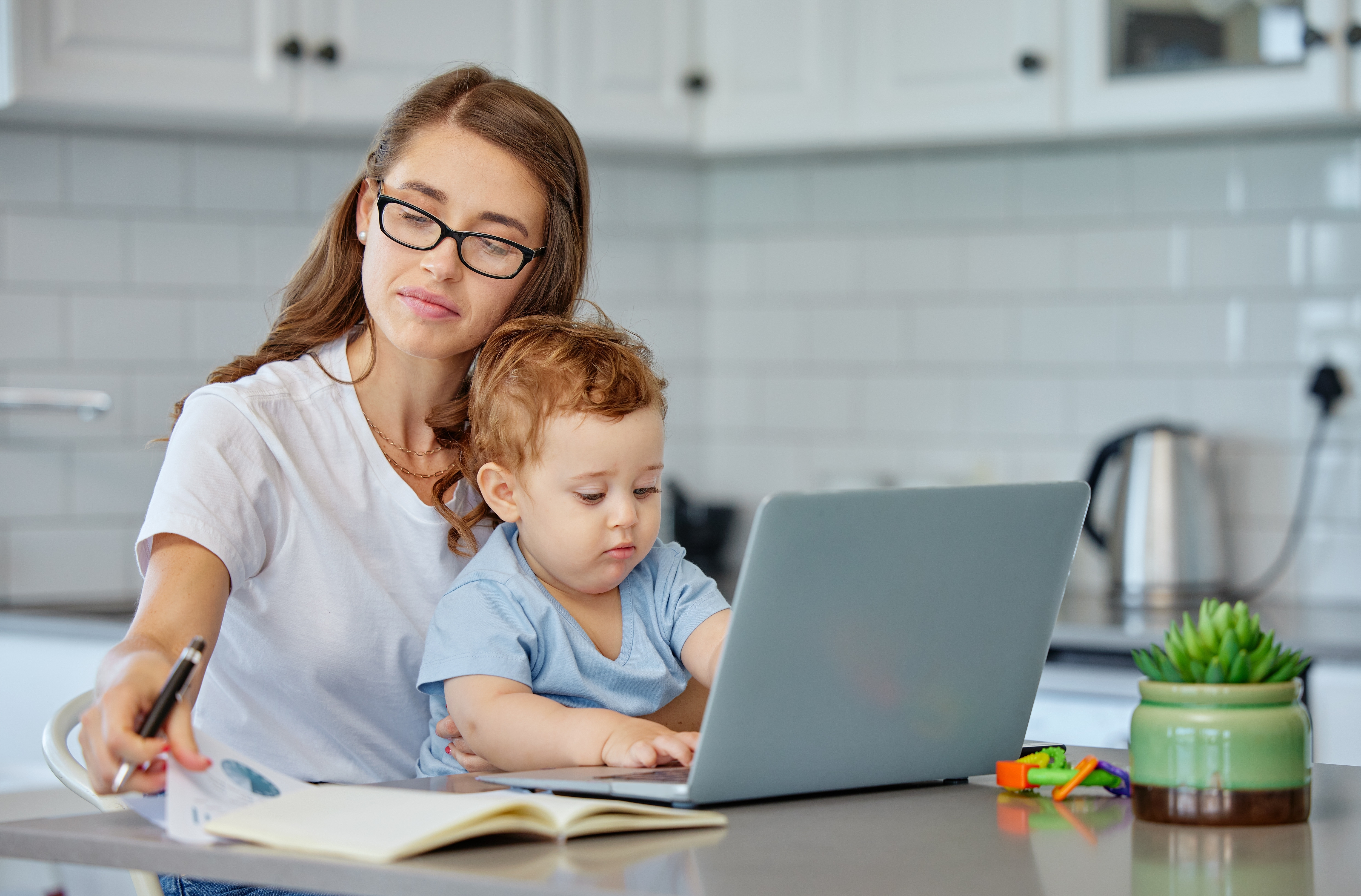 Une mère et son bébé avec un ordinateur portable