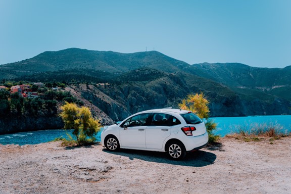 Une voiture au bord de la mer