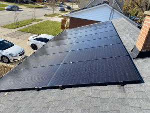 En plus de sa thermopompe, M. Tanel a installé des panneaux solaires sur le toit de sa maison