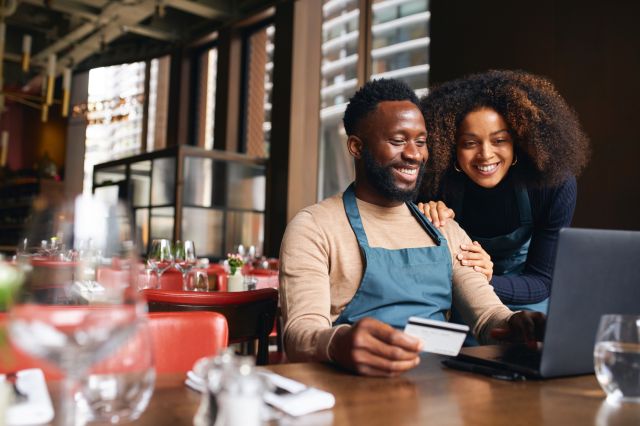 Propriétaires de restaurants utilisant une carte de crédit en ligne