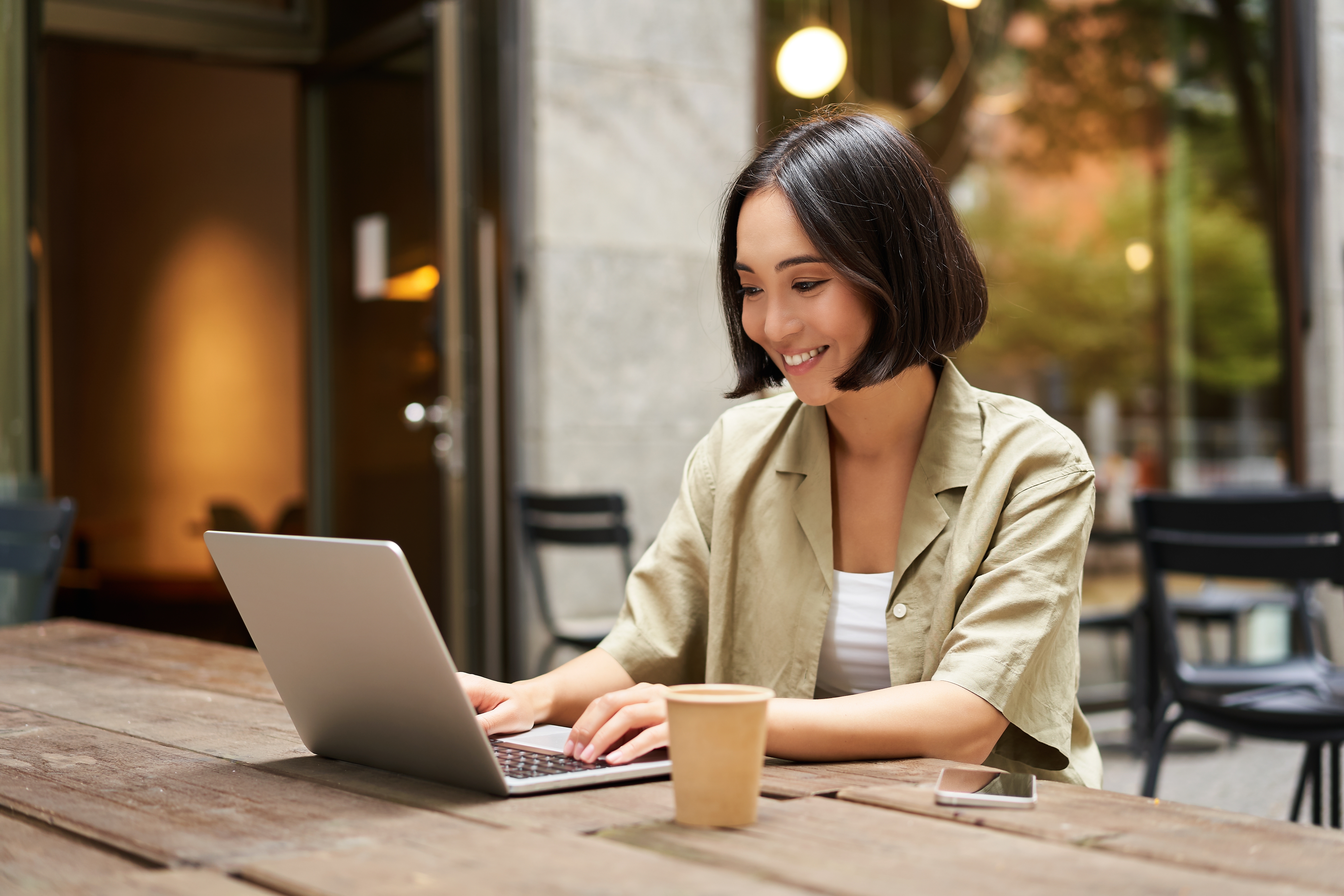 Homme envoyant une demande de connexion Linkedin depuis son téléphone pour construire son réseau au Canada