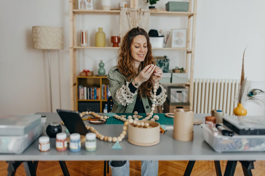 Jeunes femmes fabriquant des bijoux faits à la main dans leur atelier