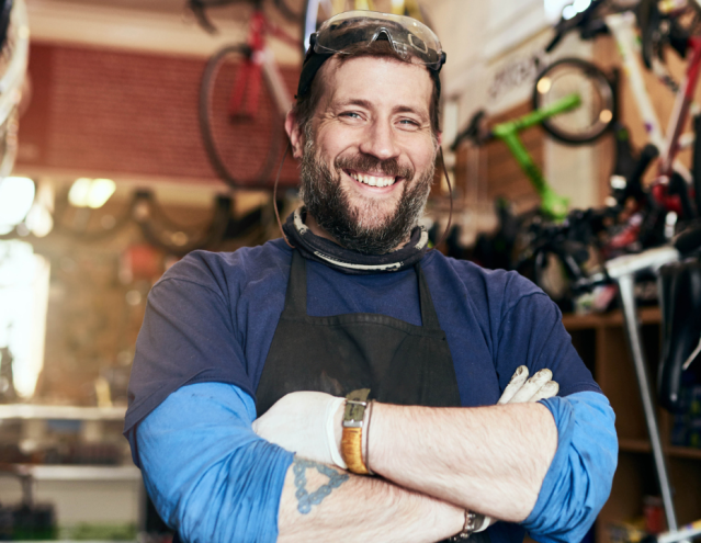 Un homme heureux avec les bras croisés