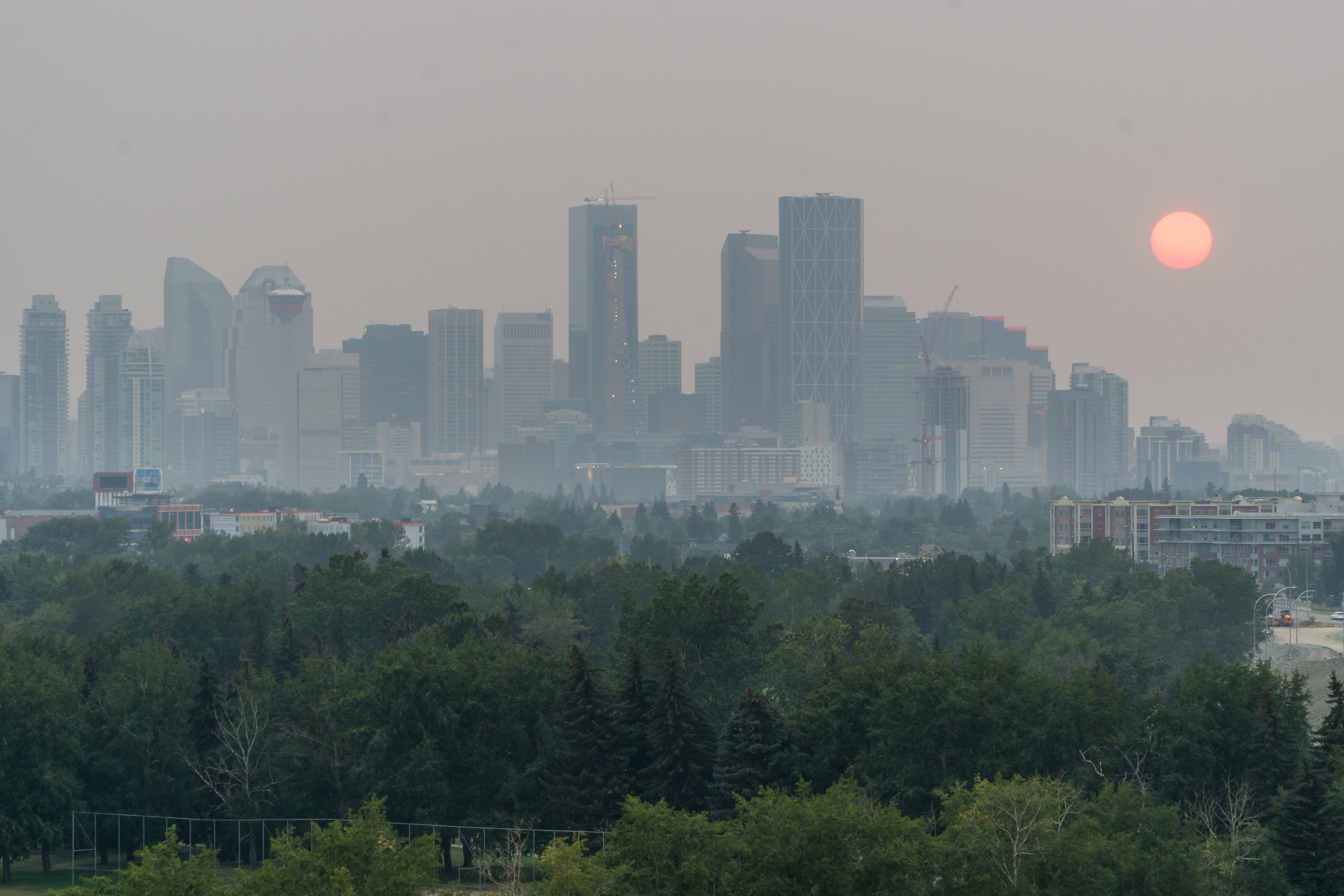 Le centre-ville de Calgary couvert par la fumée d'un incendie de forêt