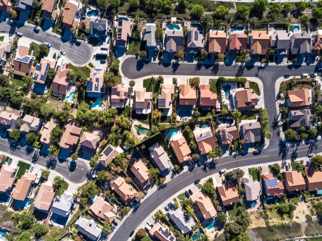 Prise de vue aérienne de haut en bas d'un logement de banlieue près de Santa Clarita, en Californie. Un dédale de routes et d'impasses de grandes maisons unifamiliales, certaines avec piscine.