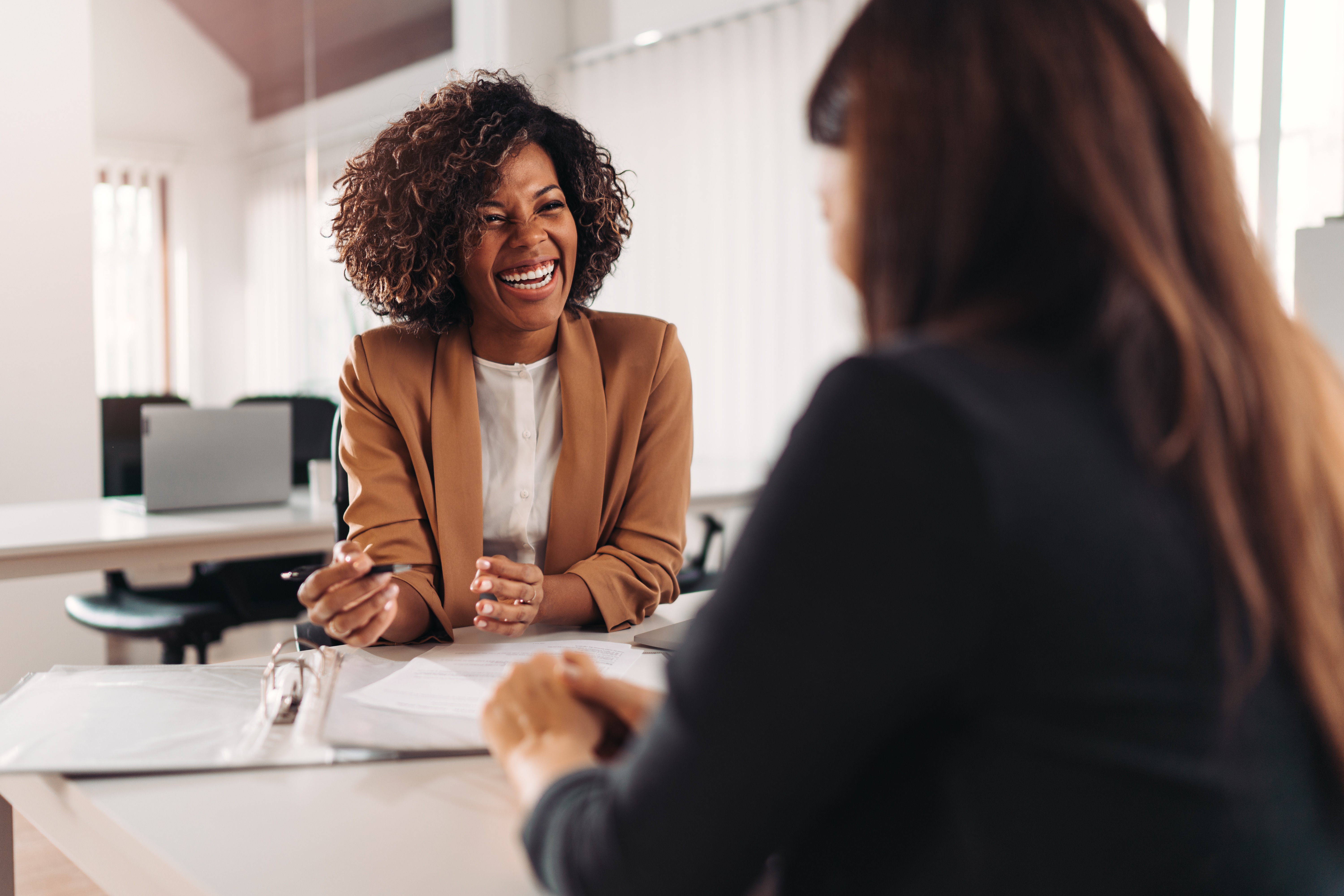 Conseiller financier féminin consultant un client