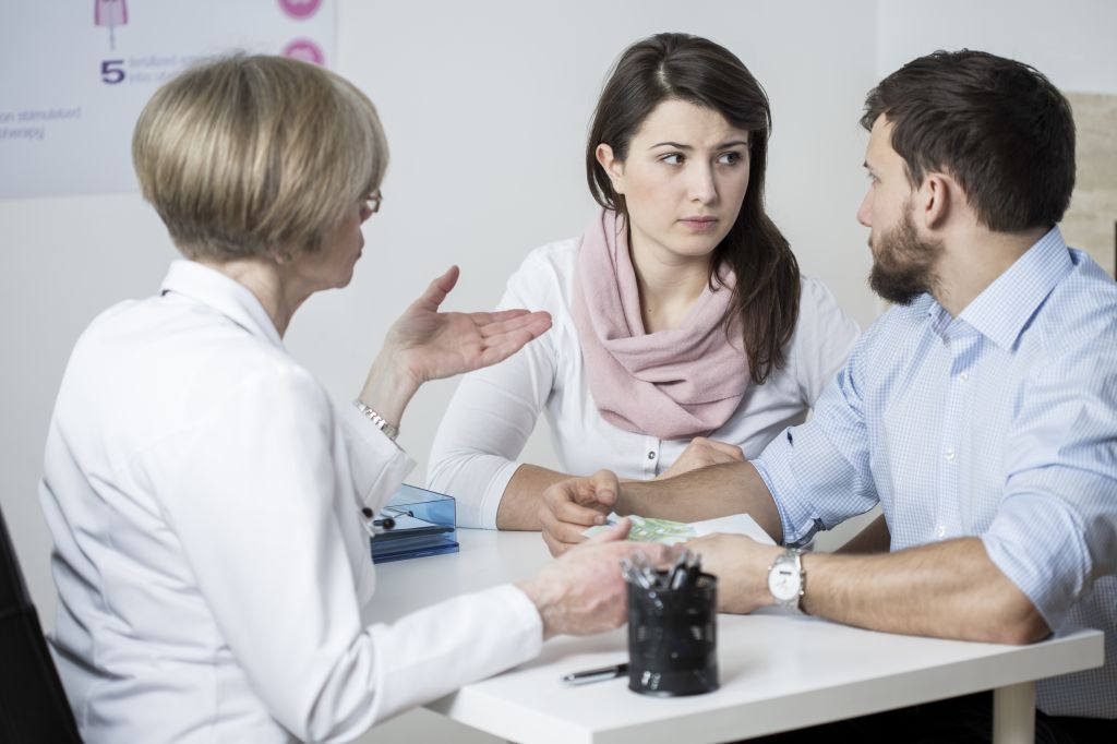 Un couple à la recherche d'un traitement de fertilité