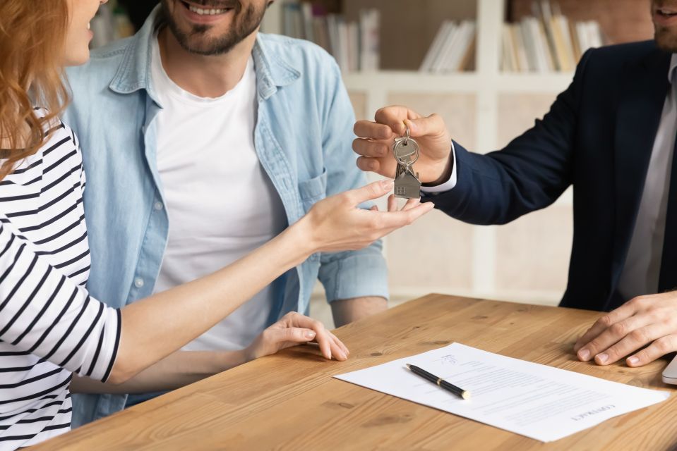 Couple heureux recevant les clés de sa nouvelle maison