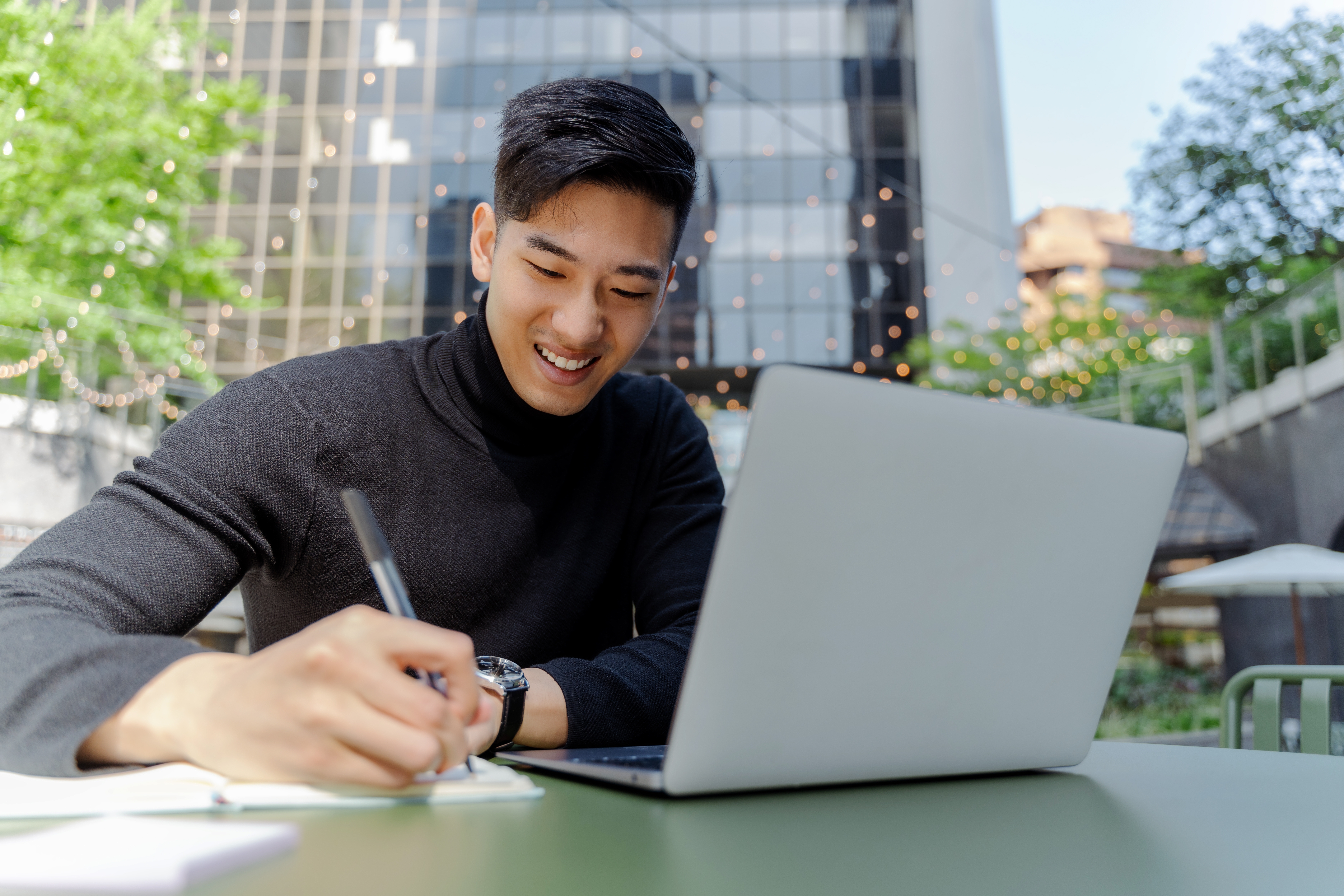 Un étudiant étranger rédige son CV pour sa recherche d’emploi au Canada