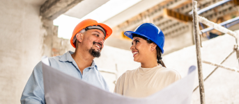 Travailleurs de la construction construisant une nouvelle maison